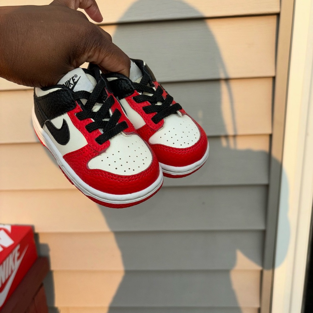 NIKE DUNK LOW (TDE)
SAIL/BLACK-BLACK-CHILE RED